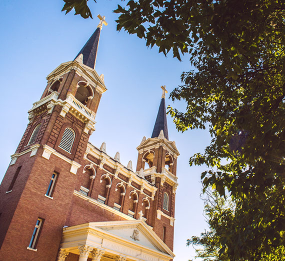 امرأة جالسة على كرسي بجانب منصة