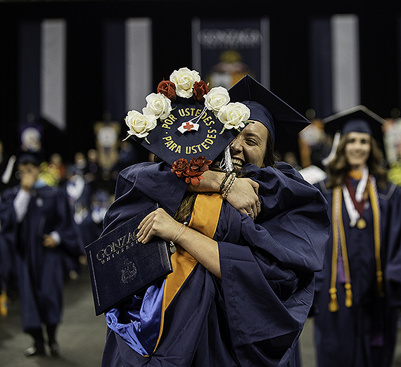 امرأة ترتدي سترة تمريض