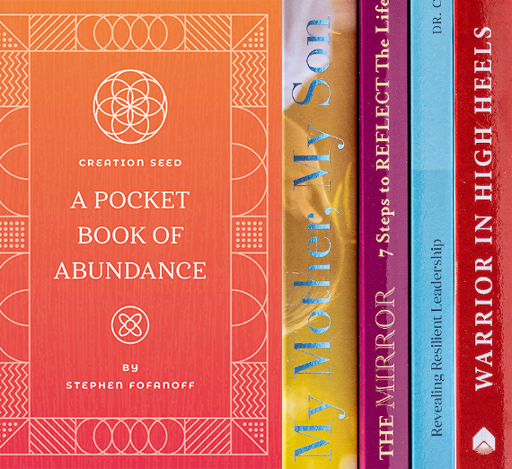 جيفري هوكينز مصورًا على اليمين مع لوح التصوير.