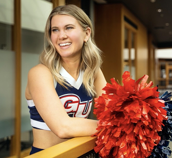 امرأة تقفز وتحتفل بين حشد من الطلاب