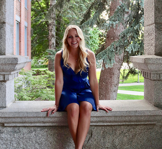 امرأة تقف بذراعين متقاطعتين بجانب نافذة