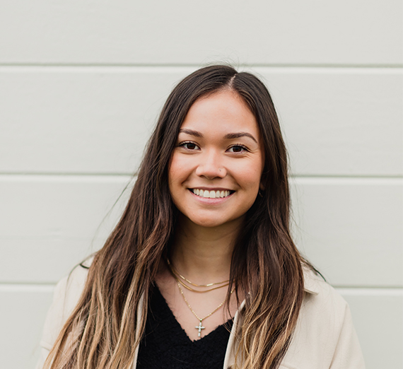 امرأة تقفز وتحتفل بين حشد من الطلاب