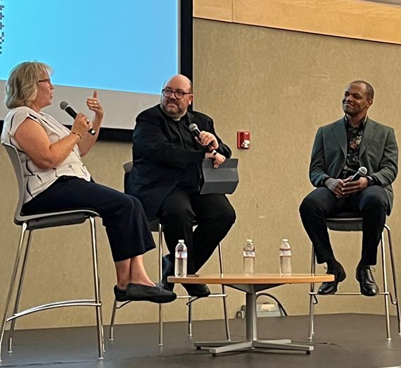 يستمتع المجلس بيوم مشمس في ساحة القديس بطرس.