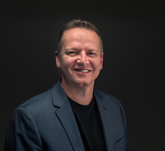 امرأة جالسة على كرسي بجانب منصة